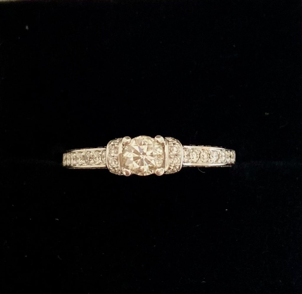 Pre-loved 18ct White Gold Diamond Dress Ring