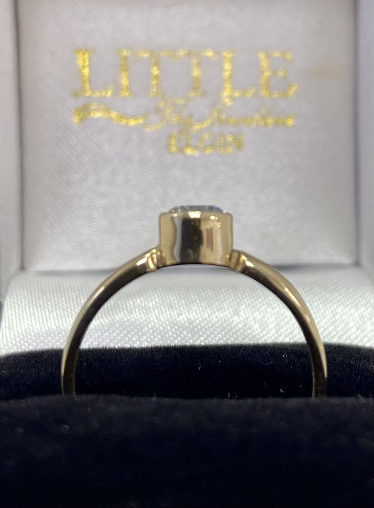 Pre-Loved 9ct Gold Cubic Zirconia Ring