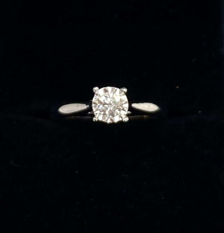 Pre-loved 9ct White Gold Diamond Ring