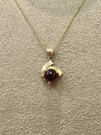 Vintage 9ct Cabochon Cut Garnet Pendant