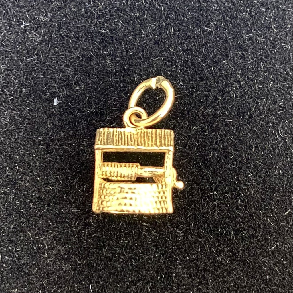 Vintage 9ct Wishing Well Charm